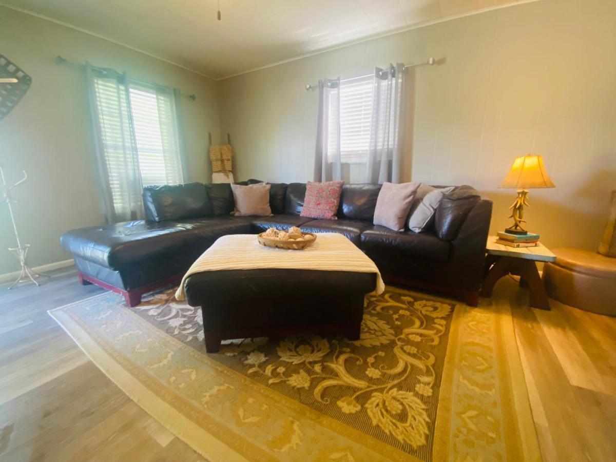 Pecan St. Parlor Haus Downtown Bandera, Tx المظهر الخارجي الصورة