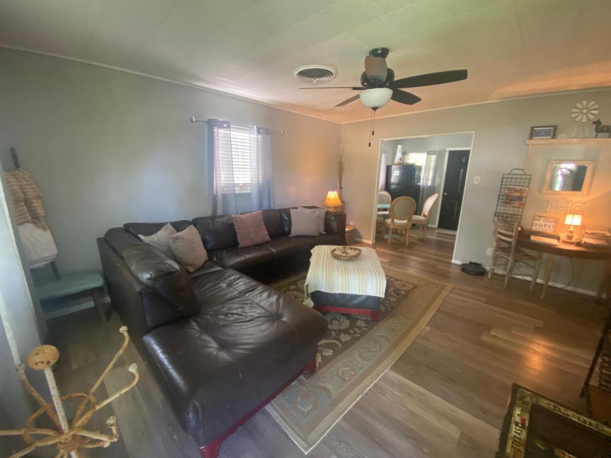 Pecan St. Parlor Haus Downtown Bandera, Tx المظهر الخارجي الصورة